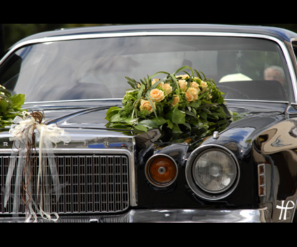 geschmuecktes Hochzeitsauto - Brautschuhe - Ringe, wedding car - shoes - rings