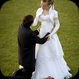 Bräutigam hält um die Hand der Braut an