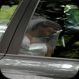 Braut spiegelt sich im Hochzeitswagen