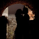 geheimnisvoll wirkende Silhouette des Brautpaares mit erleuchtetem Hintergrund