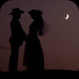 romantisches Silhouettenspiel mit aufgehendem Mond