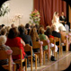 Brautpaar mit Versammlung