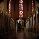 zentral gesetzte Photoaufnahme des Brautpaares in der Kirche